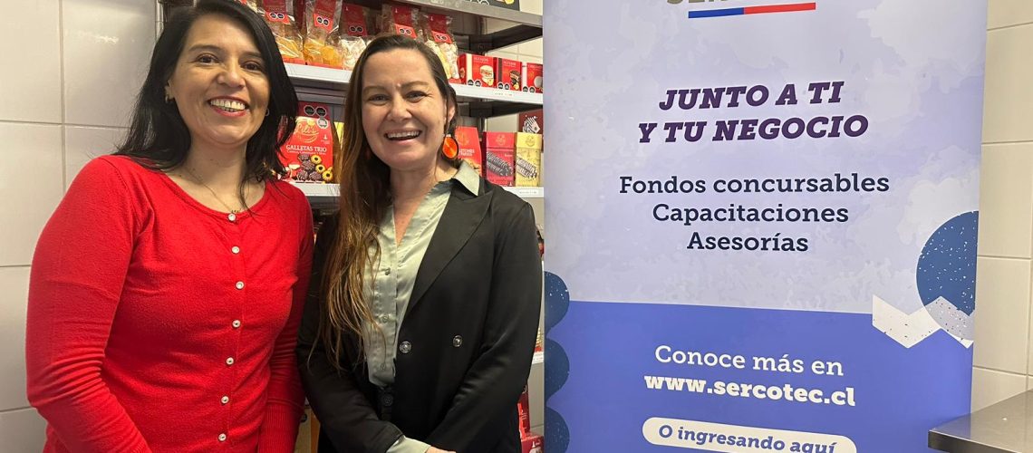 Gerenta general de Sercotec María José Becerra, junto a la empresaria Liliana Maier, de Lilis Dulceria, beneficiaria que exporta sus alfajores de papaya a Estados Unidos