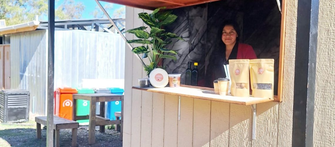 Mediante INDAP, Yanina Rojas tiene actualmente una sala de ventas en su camping La Sirita