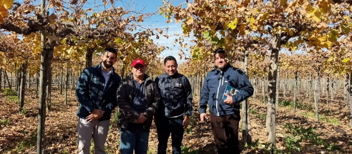 Richard Barraza (de jockey rojo) valoró la visita de autoridades a su predio